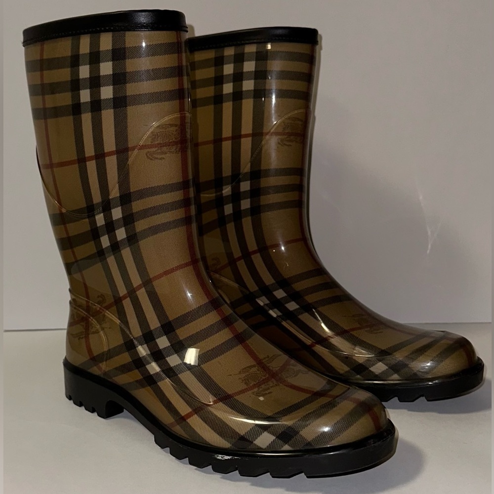 BURBERRY rain boots signature design .